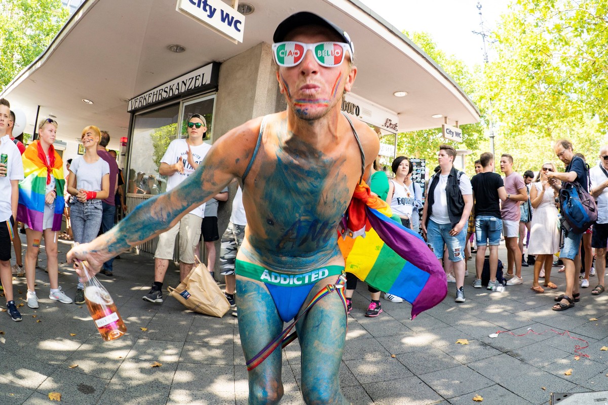 Das Motto beim 40. Christopher Street Day (CSD) Berlin lautet "Mein Körper. Meine Identität. Mein Leben." Was vor 39 Jahren als kleine Demo mit 400 Teilnehmenden begann, hat sich zu einer Gr ...