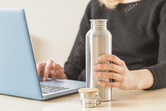 Trinkwasser lässt sich in den meisten Teilen Deutschlands einfach aus dem Wasserhahn abfüllen. Die meisten Menschen haben daher auch am Arbeitsplatz immer eine Flasche Wasser oder ein Glas mit Leitung ...