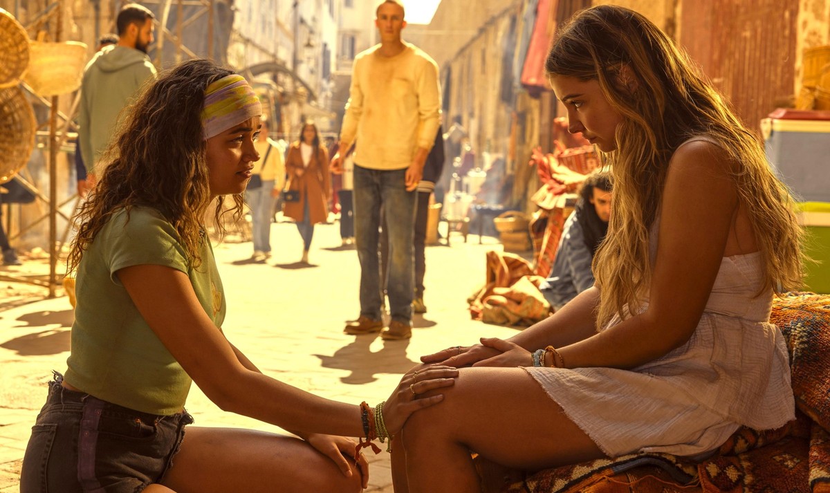 Outer Banks. (L to R) Madison Bailey as Kiara, Drew Starkey as Rafe, Madelyn Cline as Sarah Cameron in episode 410 of Outer Banks. Cr. Jackson Lee Davis/Netflix © 2024