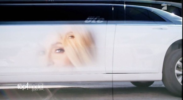 Paris Hilton auf einer weißen Limousine...