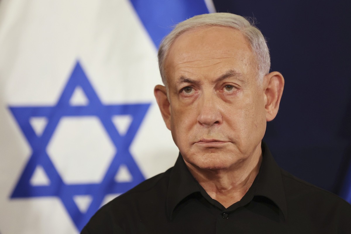 ARCHIV - 29.10.2023, Israel, Tel Aviv: Benjamin Netanjahu, Ministerpräsident von Israel, nimmt an einer Pressekonferenz in der Militärbasis Kirya teil. (zu dpa: «Haftbefehl gegen Netanjahu beschäftigt ...