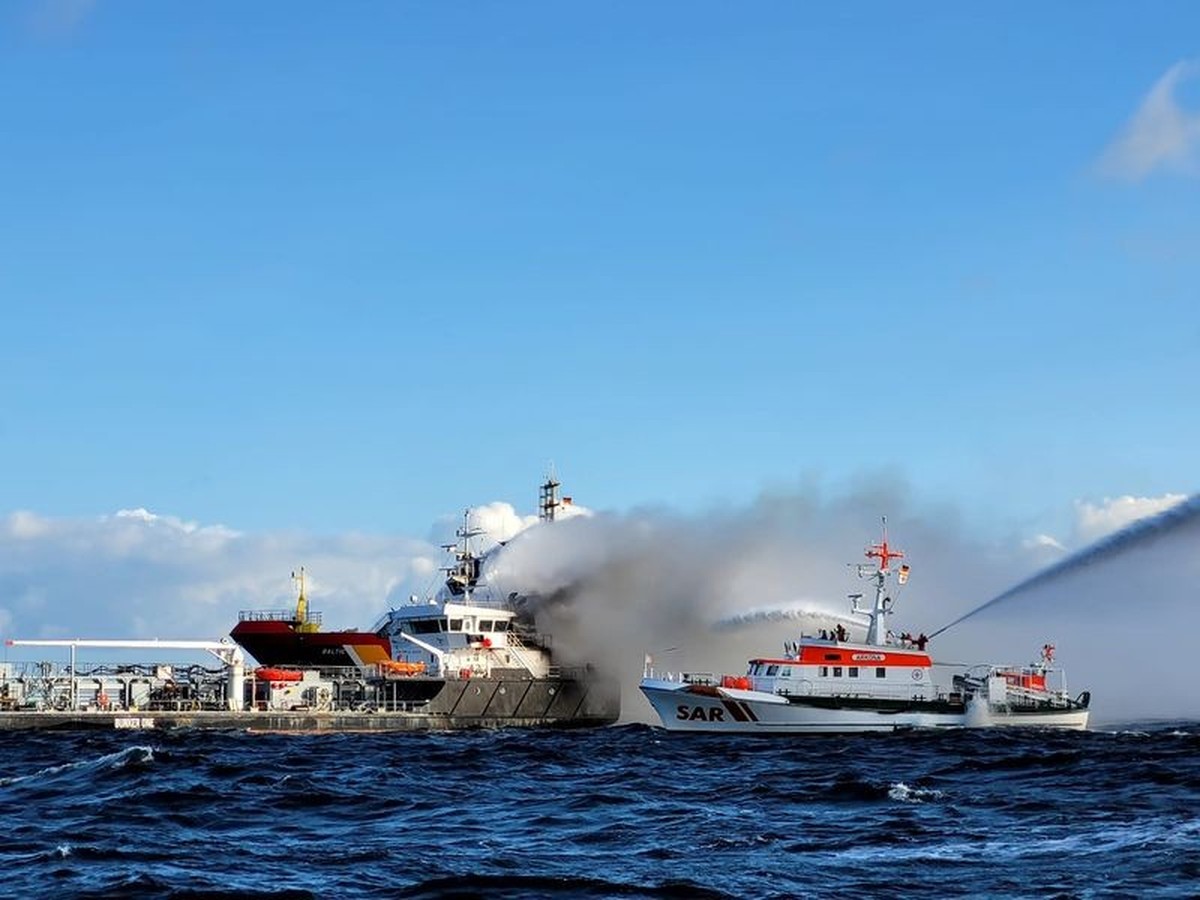 Der Seenotrettungskreuzer Arkona der DGzRS bekämpft den Brand des Küstentankschiff Annika in der Ostsee. Das 73 Meter lange Schiff befinde sich in der Mecklenburger Bucht zwischen Kühlungsborn und War ...
