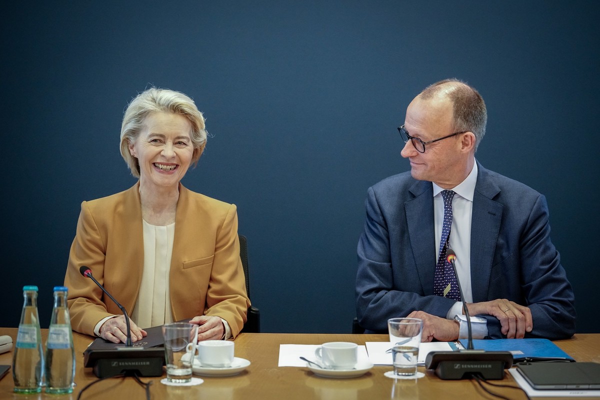 19.02.2024, Berlin: Friedrich Merz (CDU), CDU-Bundesvorsitzender und Unionsfraktionsvorsitzender, und Ursula von der Leyen, Präsidentin der Europäischen Kommission, nehmen an der CDU-Bundesvorstandssi ...