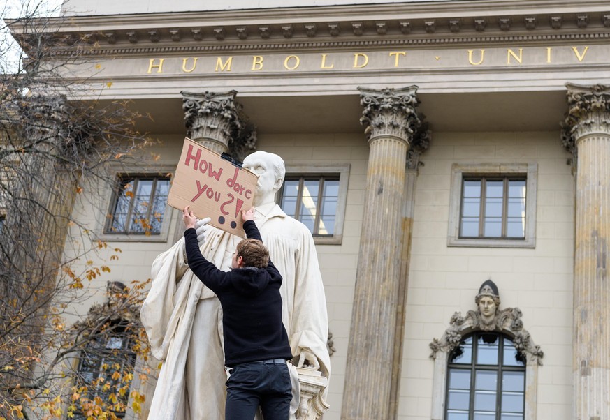 133/ #sitzdazu: Sitzaktion der Studierenden der Humboldt-Universitaet zu Berlin im Rahmen der Klimawoche/Public Climate School von Fridays For Future bzw. Studis For Future, Berlin, 27.11.19, | Verwen ...