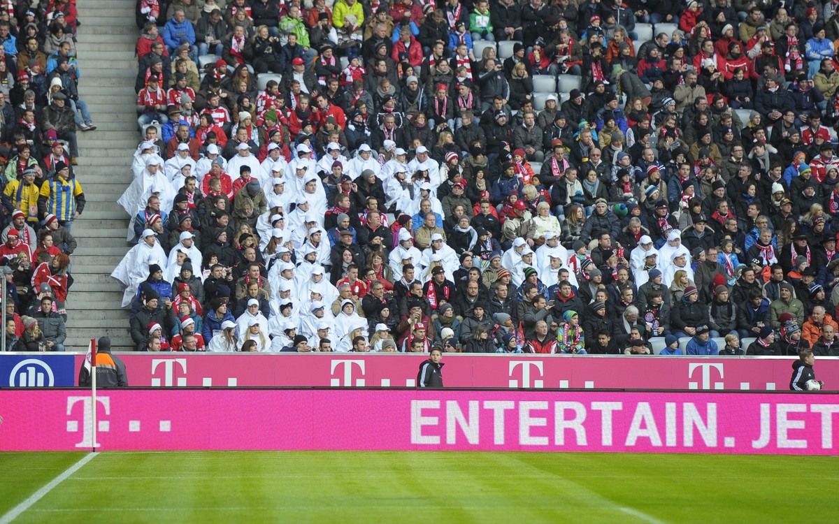 Die berühmtesten Freikarten-Gewinner Deutschlands:&nbsp;Fans im Telekom-"T" bei Bayern-Heimspielen.