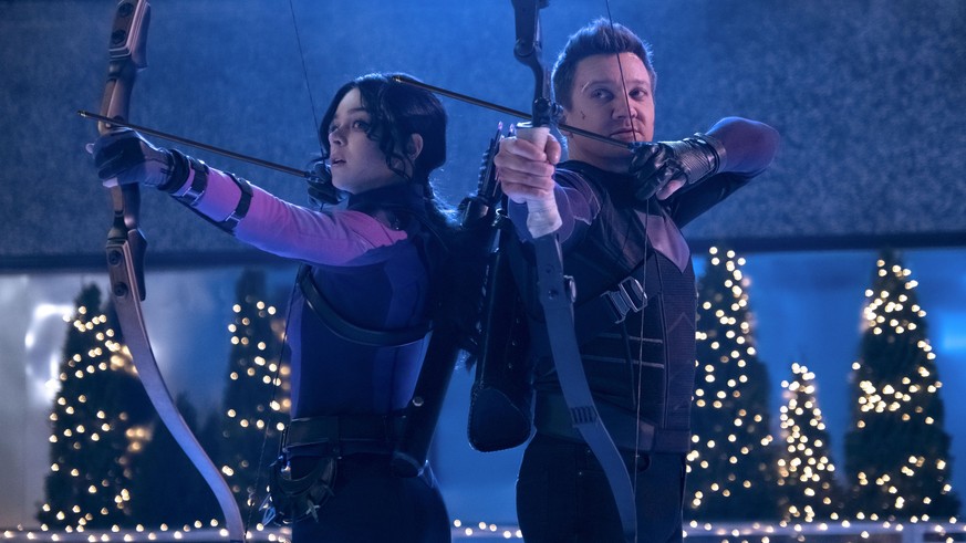 Hailee Steinfeld as Kate Bishop and Jeremy Renner as Clint Barton/Hawkeye in Marvel Studios&#039; HAWKEYE. Photo by Chuck Zlotnick. © Marvel Studios 2021. All Rights Reserved.