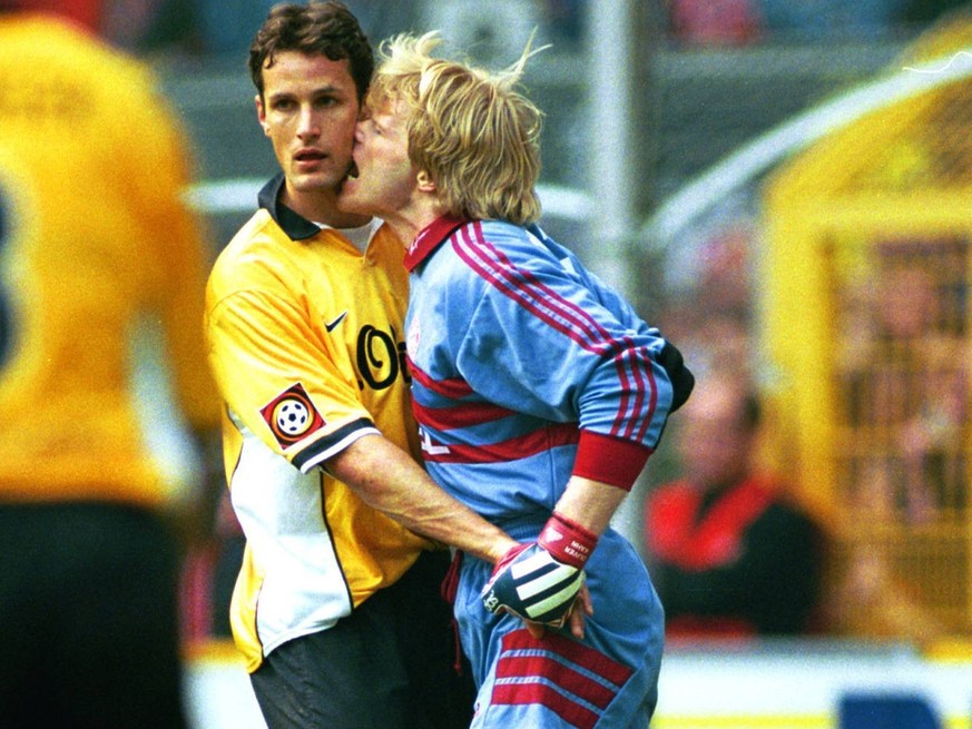 03.04.1999: Oliver Kahn verliert gegen den BVB mehrmals die Beherrschung: Er knabbert am Doppel-Torschützen Heiko Herrlich, der den BVB mit 2:0 in Führung brachte...