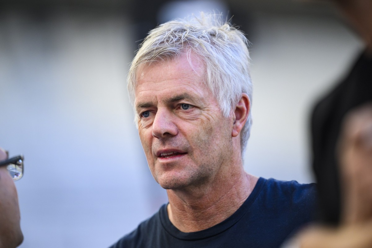 ARCHIV - 02.09.2023, Baden-Württemberg, Stuttgart: Fußball: Bundesliga, VfB Stuttgart - SC Freiburg, 3. Spieltag, MHPArena. Kommentator Tom Bartels steht vor dem Spiel im Stadion. Der TV-Journalist ko ...