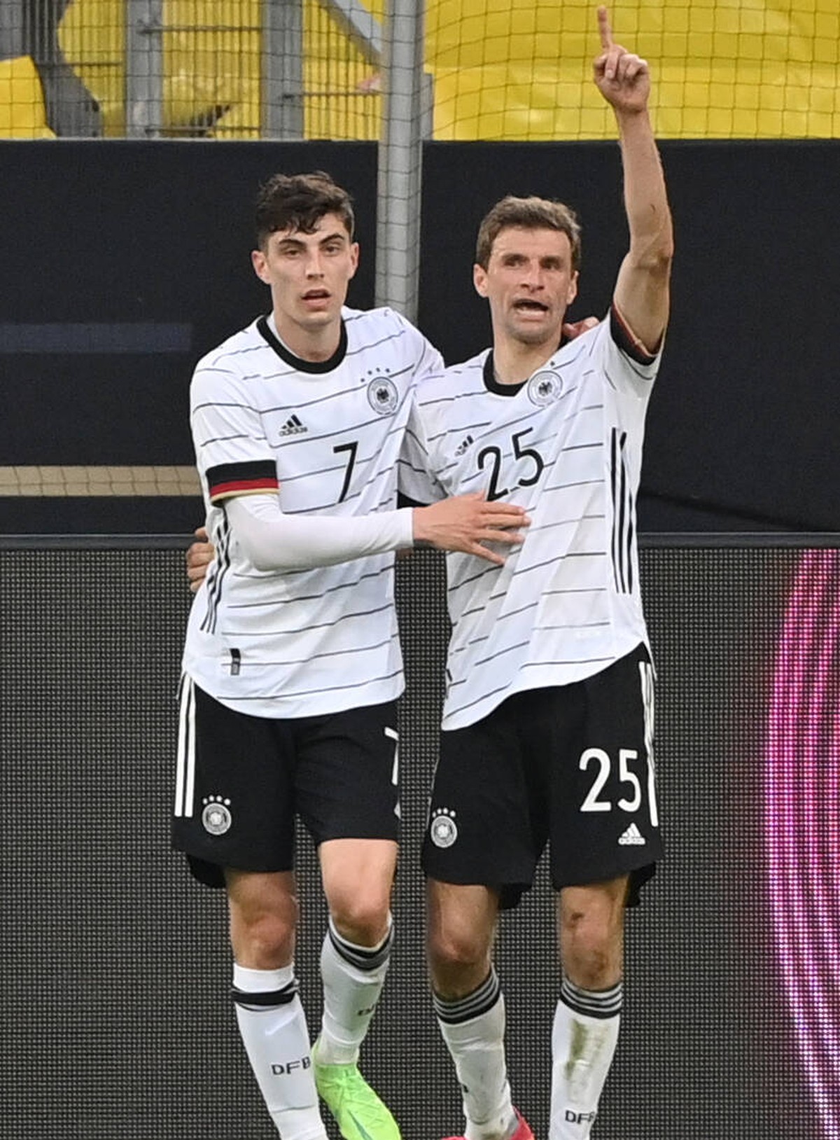 Jubel Kai Havertz Deutschland, li., und Thomas M�ller Deutschland 07.06.2021, Fussball GER, L�nderspiel, Deutschland - Lettland Foto: Maik H�lter/TEAM2sportphoto ***DFB regulations prohibit any use of ...