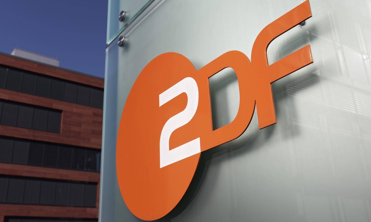 Logo ZDF auf einem Pylon, Zweites Deutsches Fernsehen,