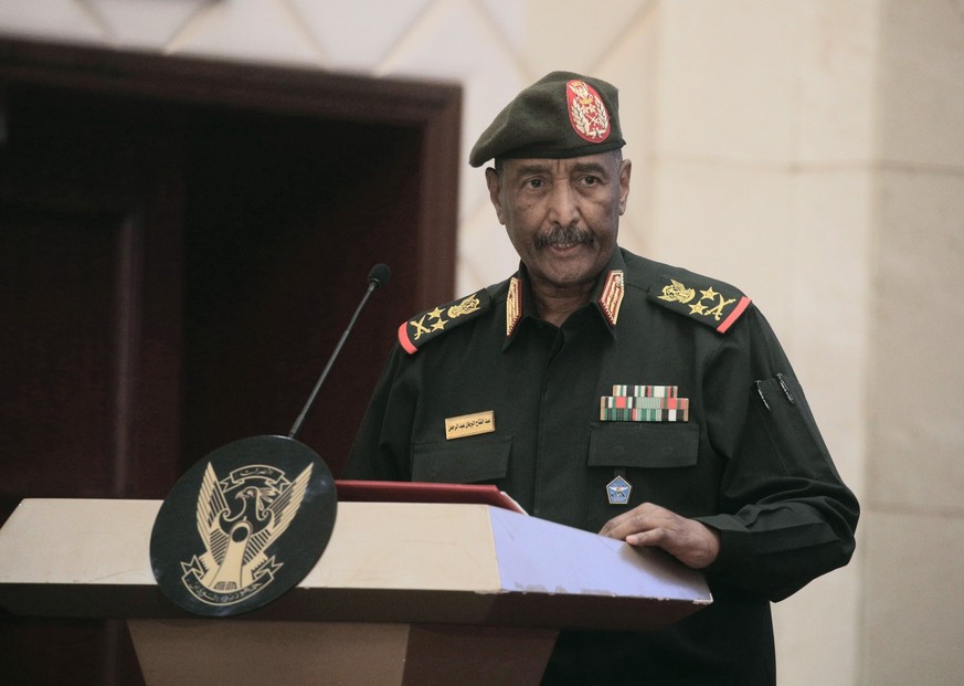 ARCHIV - 05.12.2022, Sudan, Khartum: Abdel-Fattah Burhan, Generalstabschef der Armee des Sudans, spricht nach der Unterzeichnung eines Abkommens. (zu dpa: &quot;Sudanesisches Milit