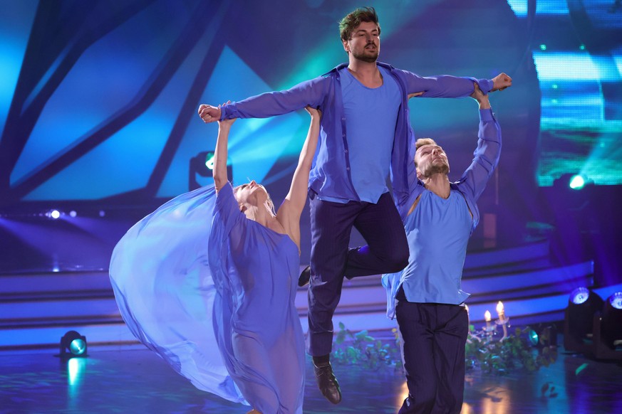 COLOGNE, GERMANY - MAY 14: Nicolas Puschmann, Vadim Garbuzov (R) and Kathrin Menzinger (L) perform on stage during the 10th show of the 14th season of the television competition &quot;Let's Dance&quot ...