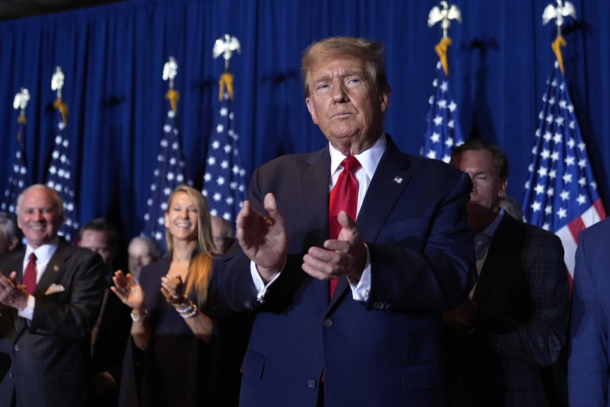 25.02.2024, USA, Kolumbien: Donald Trump, ehemaliger US-Präsident und Bewerber um die Präsidentschaftskandidatur der Republikaner, reagiert bei einer Vorwahlparty auf dem South Carolina State Fairgrou ...