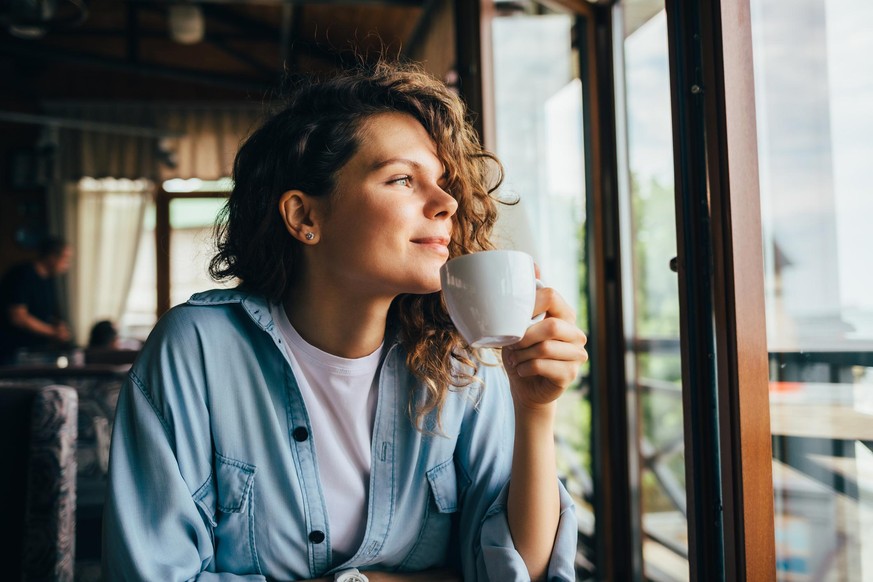 Einfach mal eine Tasse Tee alleine genießen und aus dem Fenster starren: Dafür findet unsere Autorin und Mutter nur selten Zeit. (Symbolbild)