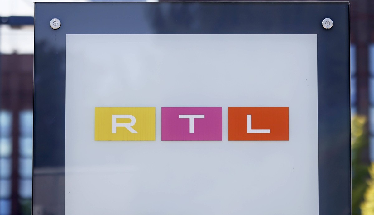 Ein Schild am Eingang zur RTL-Zentrale in K