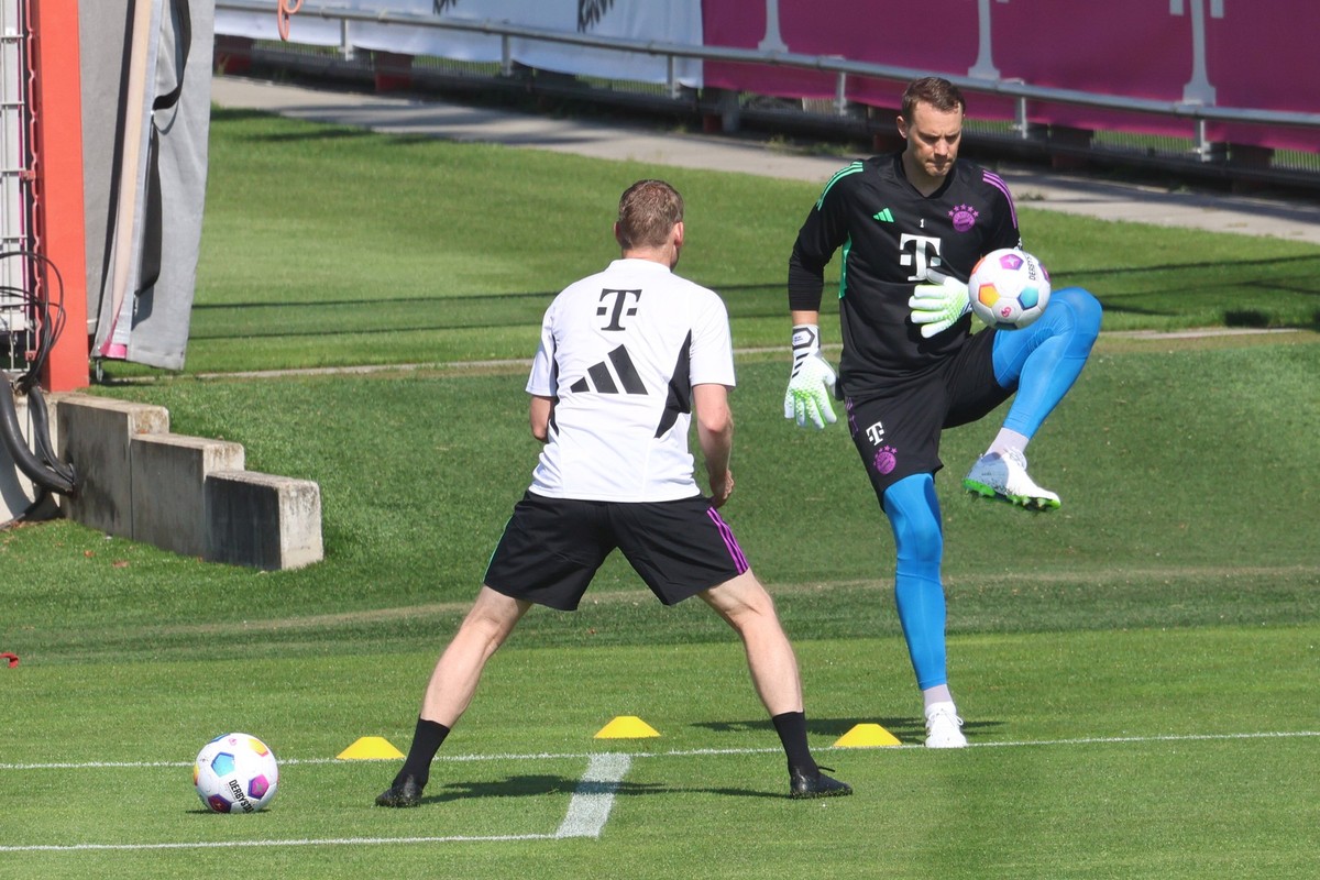 Torwarttrainer Michael Rechner und 1 Manuel Neuer, beim Aufwaermen, am Ball, Fussball / FC Bayern Muenchen / Training an der Saebenerstrasse / 11.07.2023 / FOTO: Mladen Lackovic / LakoPress *** Goalke ...