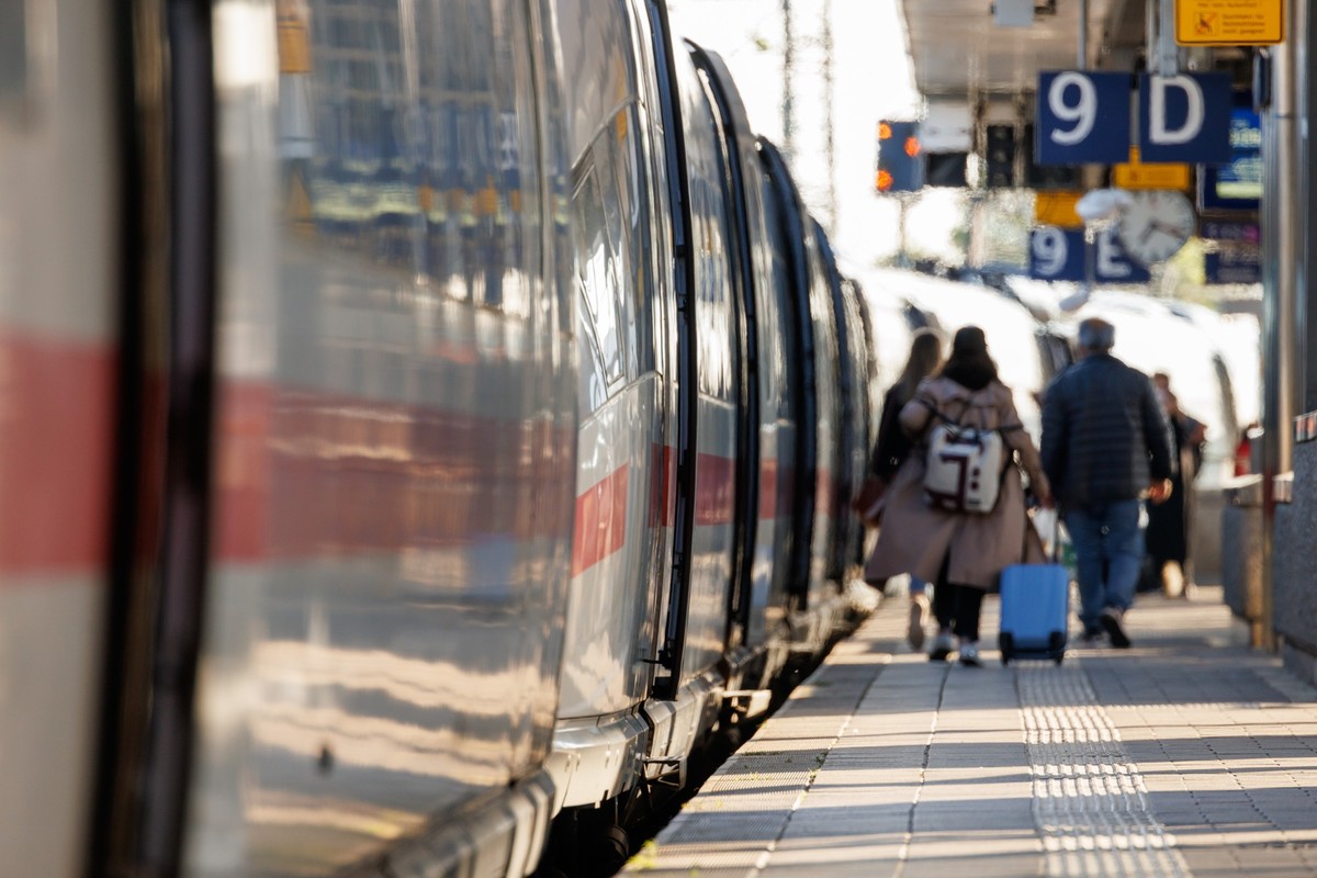 14.05.2023, Bayern, N�rnberg: Reisende gehen mit Gep�ck am Bahnsteig am N�rnberger Hauptbahnhof neben einem ICE entlang. Der geplante 50-Stunden-Warnstreik bei der Deutschen Bahn war am Samstag (13.05 ...