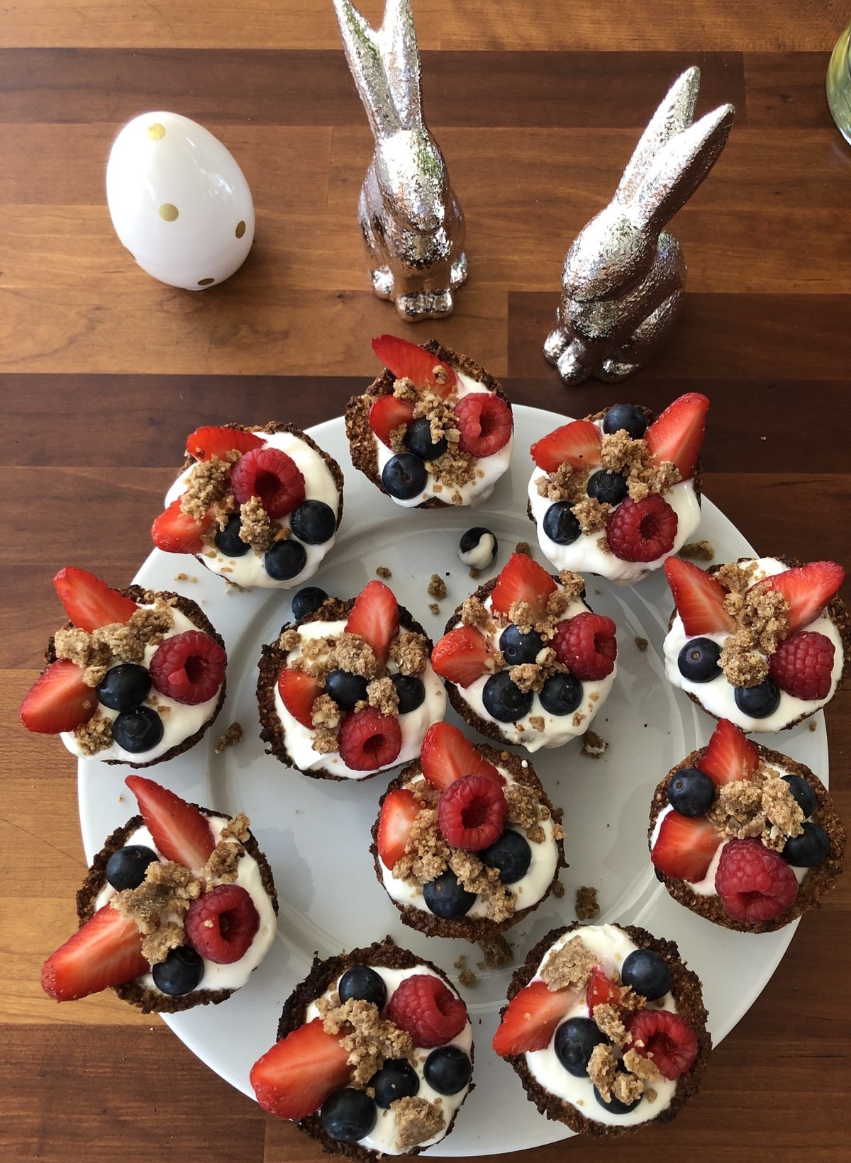 Bunt und frühlingshaft – die Granola Cups sind perfekt für den Osterbrunch.