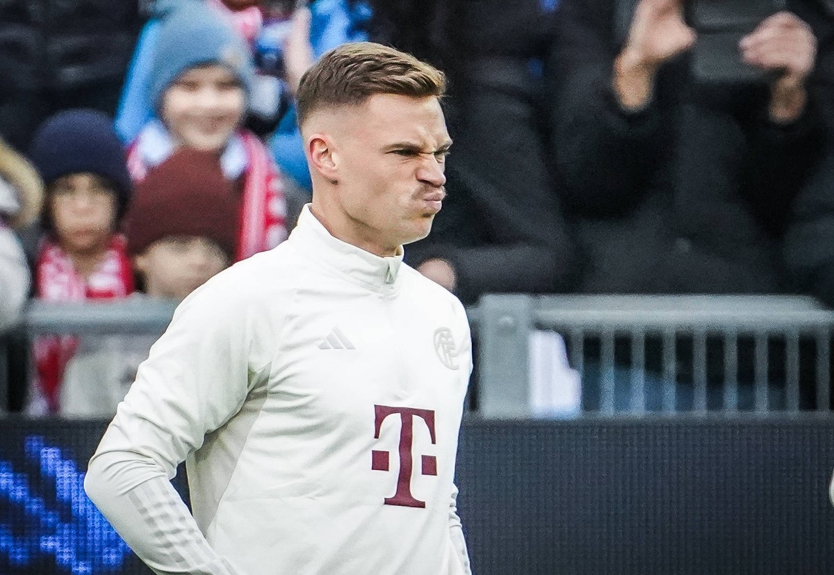 FC Basel - FC Bayern M�nchen Fu�ball: Freundschaftsspiel 2023/2024 KW01, FC Basel - FC Bayern M�nchen, St. Jakob Park: Bayerns Joshua Kimmich mit skeptischen Blick und Gesichtsausdruck *** FC Basel FC ...