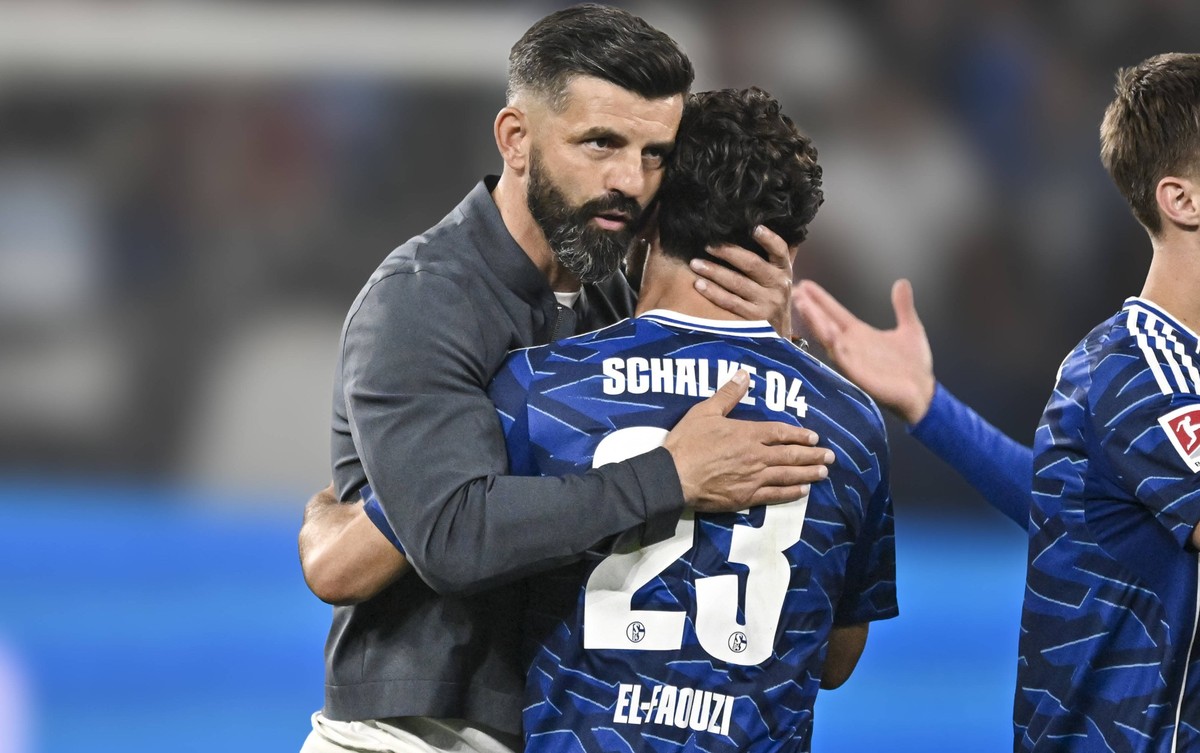 Miron Muslic Schalke Coach drückt Soufiane El-Faouzi Schalke 23 01.08.2025 Fussball FC Schalke 04 vs Hertha BSC, Veltins-Arena, Gelsenkirchen, DFB/DFL REGULATIONS PROHIBIT ANY USE OF PHOTOGRAPHS AS IM ...