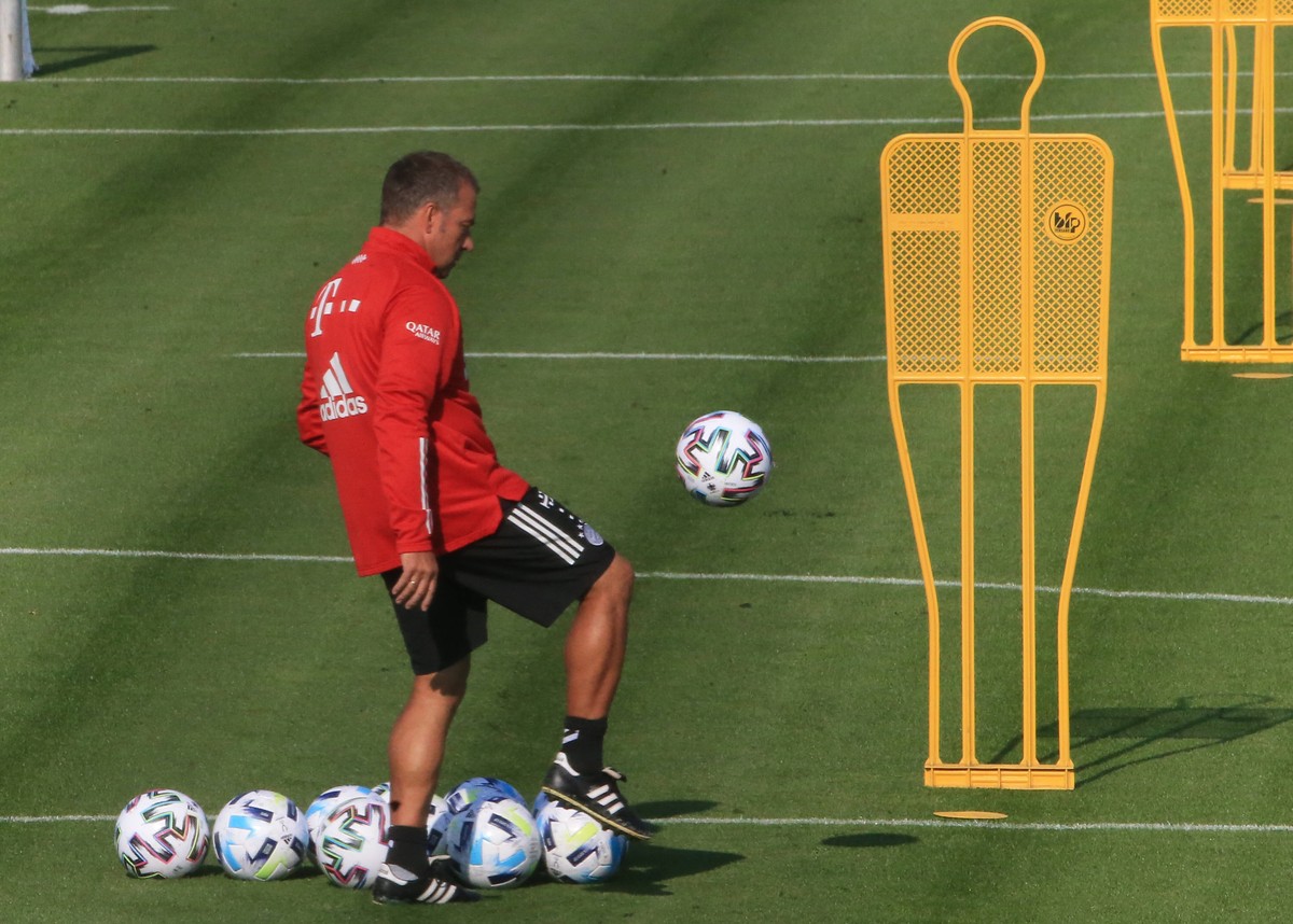 21.09.2020, FC Bayern Training, Muenchen, Fussball, im Bild: Hansi Flick FCB *** 21 09 2020, FC Bayern Training, Munich, soccer, sports, in picture Hansi Flick FCB