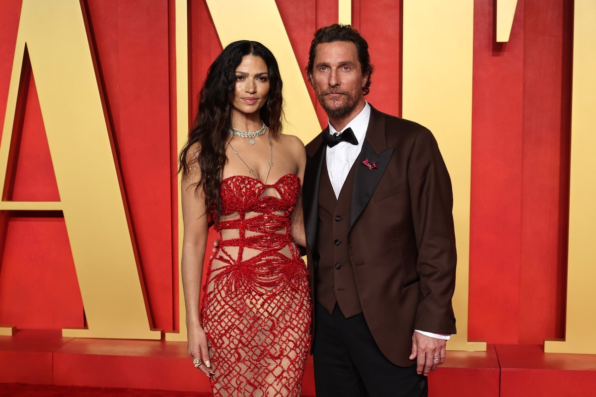 BEVERLY HILLS, CALIFORNIA - MARCH 10: (L-R) Camila Alves and Matthew McConaughey attend the 2024 Vanity Fair Oscar Party Hosted By Radhika Jones at Wallis Annenberg Center for the Performing Arts on M ...
