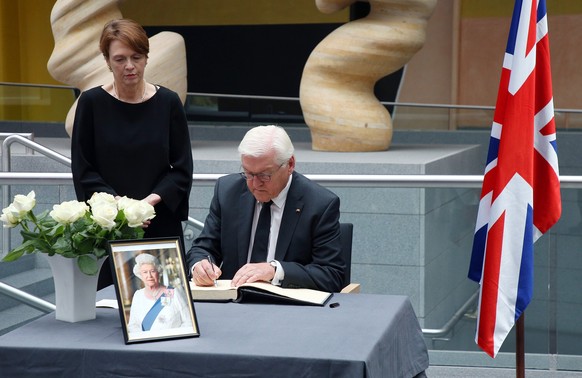 09.09.2022, Berlin: Bundespr�sident Frank-Walter Steinmeier und seine Frau Elke B�denbender tragen sich in der britischen Botschaft, nach dem Tod von K�nigin Elizabeth II., in das Kondolenzbuch ein. F ...