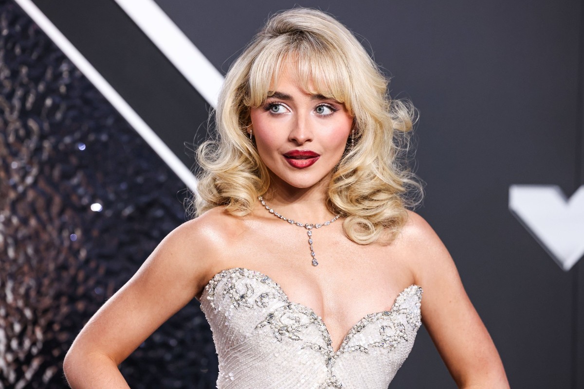 2024 MTV Video Music Awards - Arrivals ELMONT, NEW YORK, USA - SEPTEMBER 11: Sabrina Carpenter wearing a vintage Bob Mackie dress from Tab Vintage arrives at the 2024 MTV Video Music Awards held at UB ...