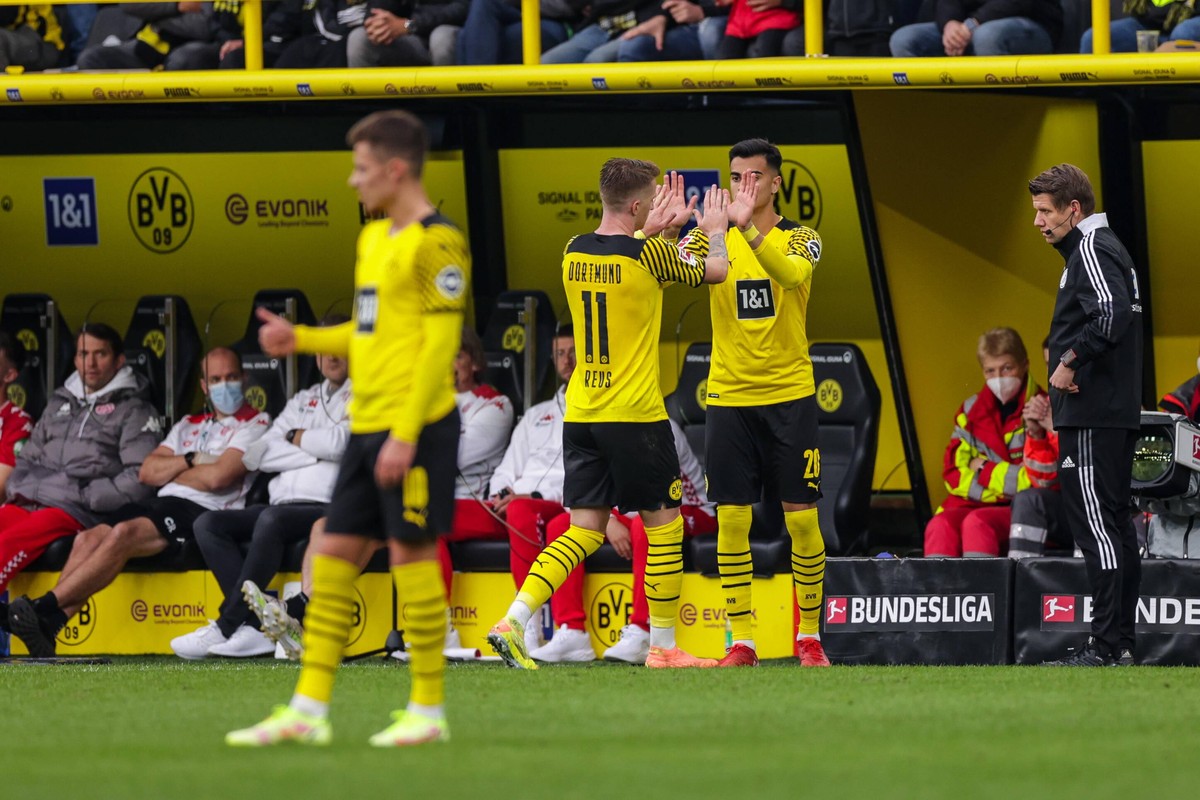 16.10.2021, Fussball, Saison 2021/2022, 1. Bundesliga, 8. Spieltag, Borussia Dortmund - FSV Mainz 05 v. l. Marco Reus Borussia Dortmund, Reinier Jesus Borussia Dortmund Foto: Dennis Ewert/RHR-Foto DFL ...