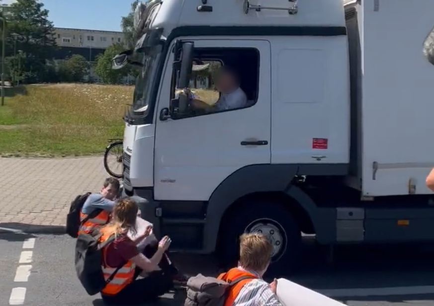 Ein Mann hat in Stralsund einen Aktivisten mit einem Lkw mitgeschliffen.