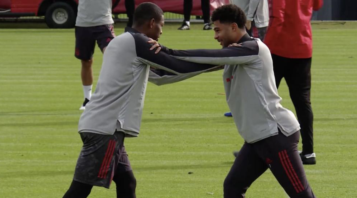 David Alaba und der später positiv getestete Serge Gnabry kamen sich im Training sehr nahe.
