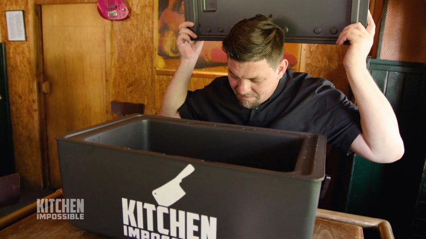 Tim Mälzer freut sich so gar nicht über den Inhalt der &quot;Kitchen Impossible&quot;-Box.