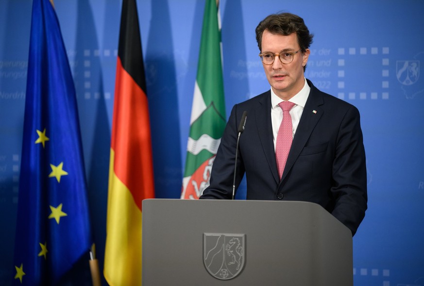 28.09.2022, Berlin: Hendrik Wüst (CDU), Ministerpräsident von Nordrhein-Westfalen, äußert sich bei einer Pressekonferenz nach der Ministerpräsidentenkonferenz (MPK) in der NRW-Landesvertretung. Foto:  ...