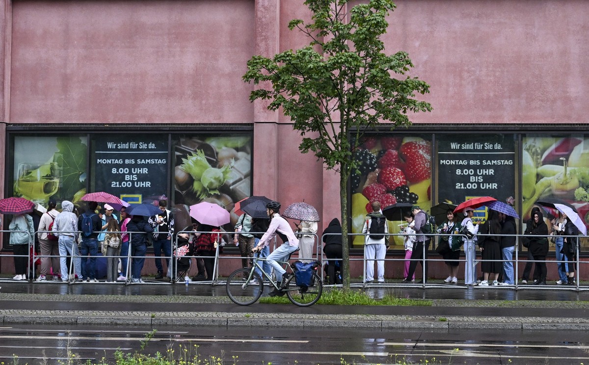 25.07.2025, Berlin: Menschen warten am Einkaufszentrum Alexa auf die  Eröffnung des ersten Labubu-Stores Deutschlands. Um Labubus ist ein weltweiter Hype entstanden. Jetzt bringt Hersteller Pop Mart d ...