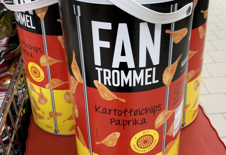 25.06.2018 Sonderartikel zur Fussball Weltmeisterschaft 2018 in einem Penny Supermarkt Aktionsware Kartoffelchips Paprika in Fantrommel schwarz rot gold *** 25 06 2018 Special items for the Football W ...