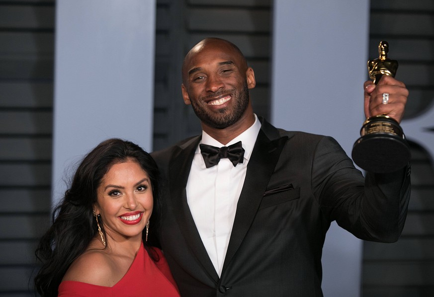 Kobe Bryant mit seinem Oscar und Ehefrau Vanessa.
