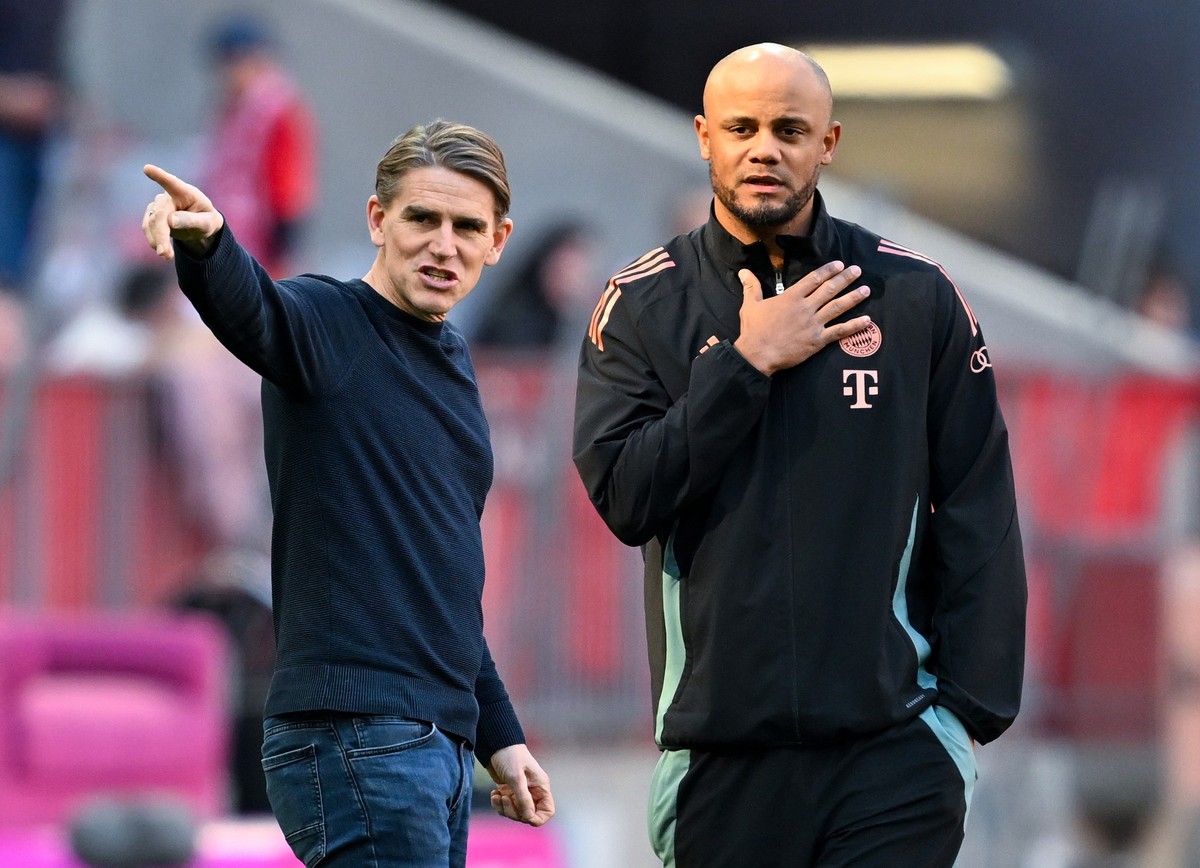 ARCHIV - 08.03.2025, Bayern, M�nchen: Fu�ball: Bundesliga, Bayern M�nchen - VfL Bochum, 25. Spieltag in der Allianz Arena. Christoph Freund (l), Sportdirektor von M�nchen, und Trainer Vincent Kompany  ...