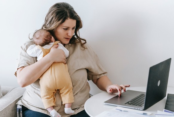 Wenn das Baby plötzlich ungewöhnlich ruhig ist, kriegen Eltern es oft mit der Angst zu tun. Ab in die Notaufnahme?