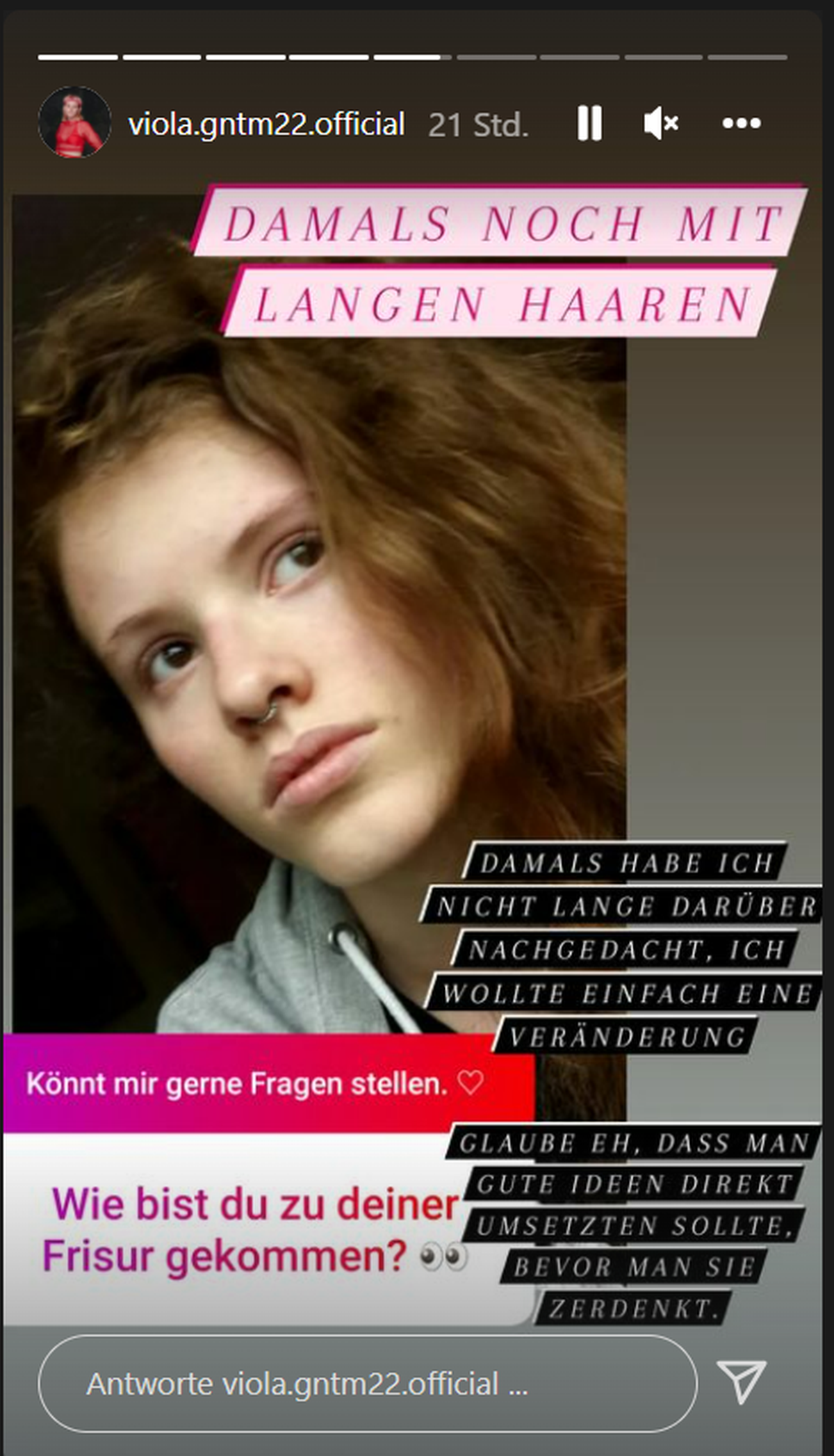Von lang bis kurz, von braun, über blond, bis hin zu pink hat Viola einiges mit ihren Haaren ausprobiert.