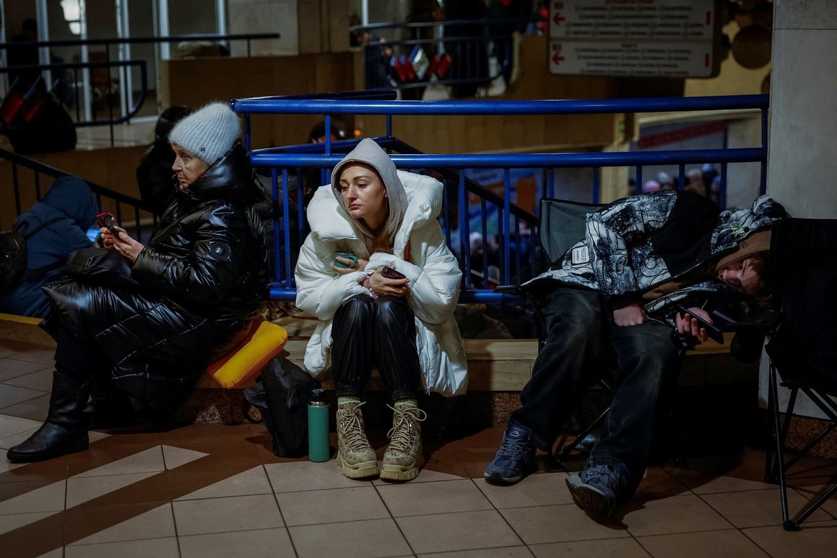 People take shelter inside a metro station during a Russian military strike, amid Russia's attack on Ukraine, in Kyiv, Ukraine November 28, 2024. REUTERS/Alina Smutko