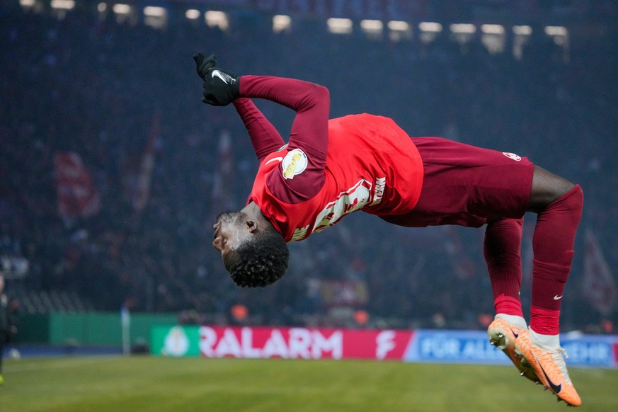 31.01.2024, Berlin: Fußball: DFB-Pokal, Hertha BSC - 1. FC Kaiserslautern, Viertelfinale, Olympiastadion, Richmond Tachie von Kaiserslautern bejubelt seinen Treffer zum 0:2 mit einem Salto. Foto: Soer ...