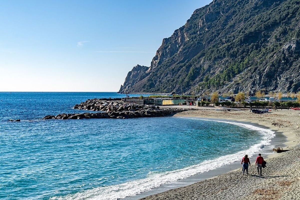 A couple walking on the beach in the off season at Monterosso al Mare, Cinque Terre, Italy. (Photo by: Jon G. Fuller/VWPics/Universal Images Group via Getty Images)