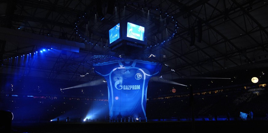 GAZPROM neuer Hauptsponsor FC_SCHALKE_04 FC SCHALKE 04 neuer Hauptsponsor GAZPROM mit einem Riesentrikot Freundschaftsspiel FC Schalke 04- St.Petersburg PUBLICATIONxINxGERxSUIxAUTxHUNxSWExNORxDENxFINx ...