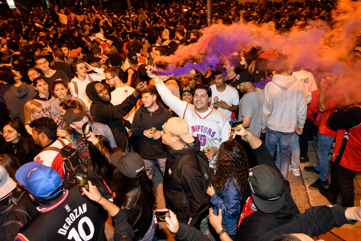 TORONTO, ON - JUNE 13: Toronto fans celebrate the win after Toronto Raptors defeated the Golden State Warriors in Game 6 of the 2019 NBA, Basketball Herren, USA Finals on June 13, 2019 on the streets  ...