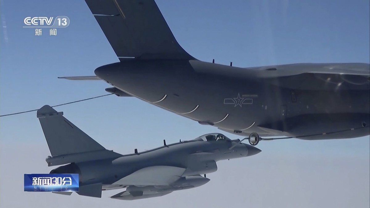 08.04.2023, China, ---: Dieses Videostandbild von Chinas Fernsehsender CCTV zeigt einen chinesischen Kampfjet bei einem Luftbetankungsmanöver an einem nicht näher bezeichneten Ort. China beginnt eine ...