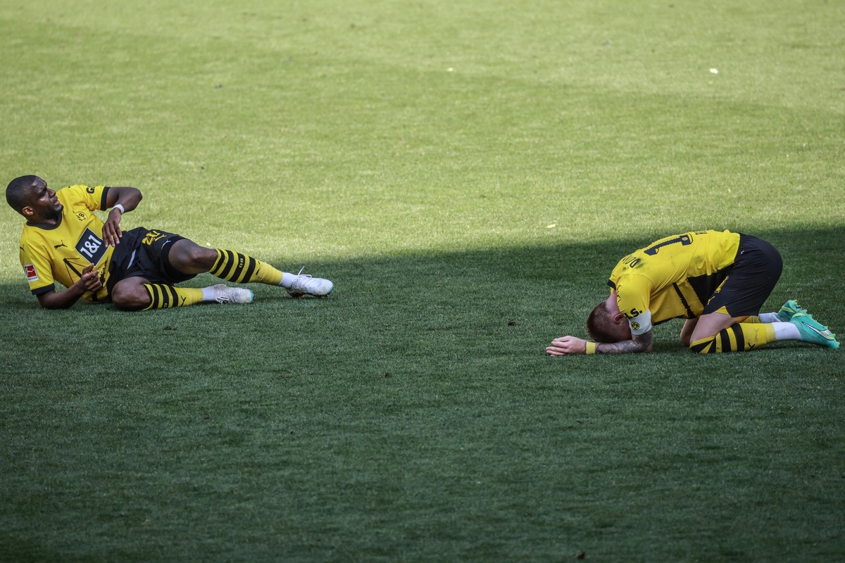 27.05.2023, Nordrhein-Westfalen, Dortmund: Fu�ball: Bundesliga, Borussia Dortmund - FSV Mainz 05, 34. Spieltag, Signal Iduna Park. Borussia Dortmund?s Anthony Modeste (l) und Borussia Dortmund?s Marco ...