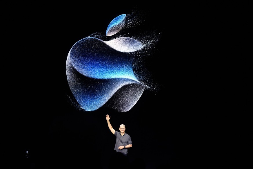 12.09.2023, USA, Cupertino: Tim Cook, Apple-CEO, winkt, als er während der Ankündigung neuer Produkte auf dem Apple-Campus auf die Bühne geht. Für die nächsten iPhones wird man andere Ladekabel als bi ...