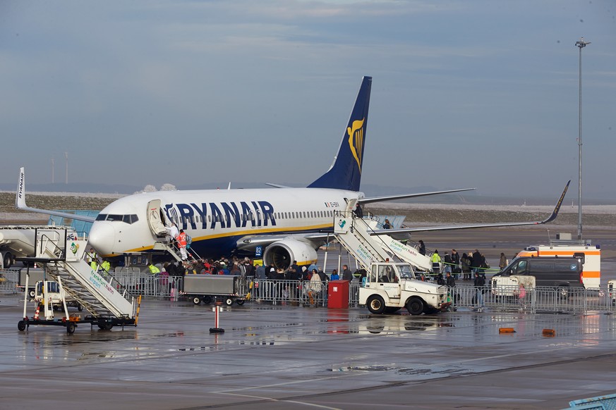 ARCHIV - 07.12.2016, Rheinland-Pfalz, Hahn: Eine Maschine der Ryanair wird auf dem Vorfeld des Flughafens Hahn abgefertigt. Am Wochenende starten die Sommerferien in Rheinland-Pfalz, Saarland und Hess ...