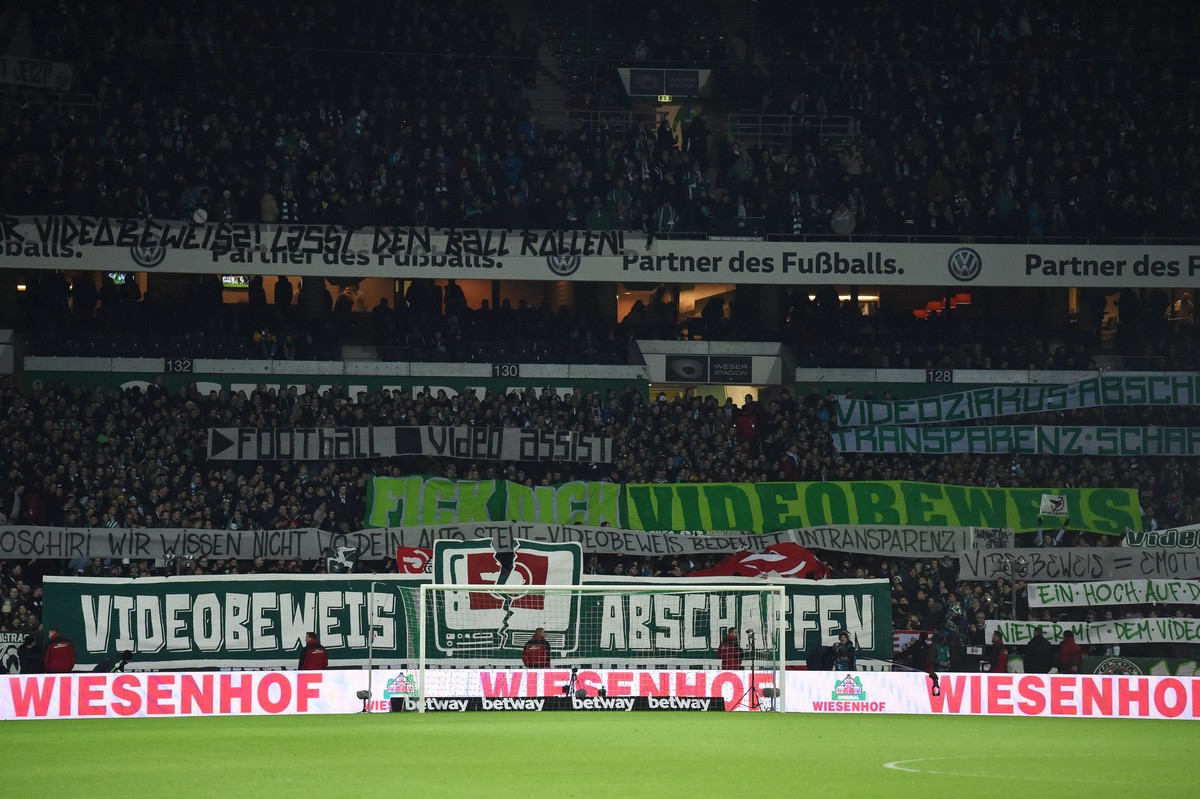 11.02.2018, Fussball GER, 1. Bundesliga Saison 2017 2018, 22. Spieltag, SV Werder Bremen - VfL Wolfsburg, Transparente der Bremer Fans fuer die Abschaffung des Videobeweises *** 11 02 2018 football GE ...