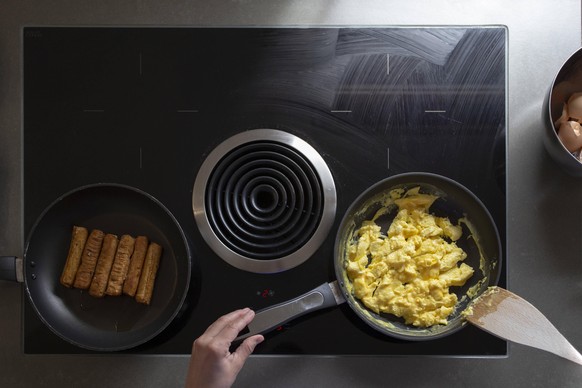 Auf das Schieben beim Anbraten kommt es beim Rührei-Rezept an.